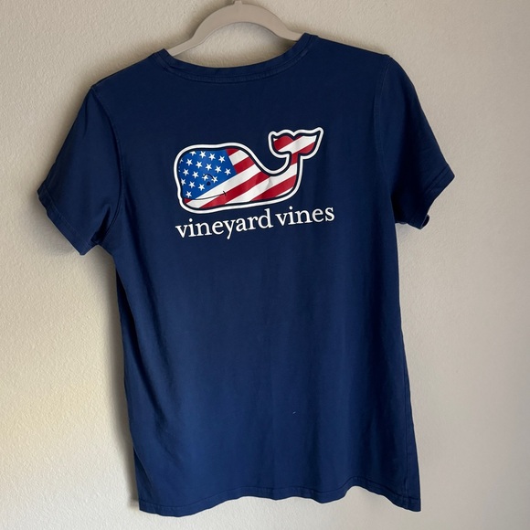 Vineyard Vinez Women’s American Flag whale pocket tee - Picture 1 of 2